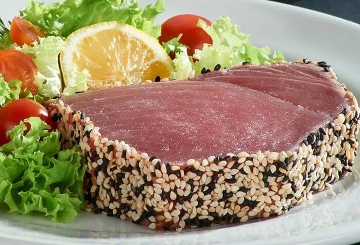 Тунец быстро и вкусно. Тунец. тунец в кунжуте. стейк тунца. тунец жареный.