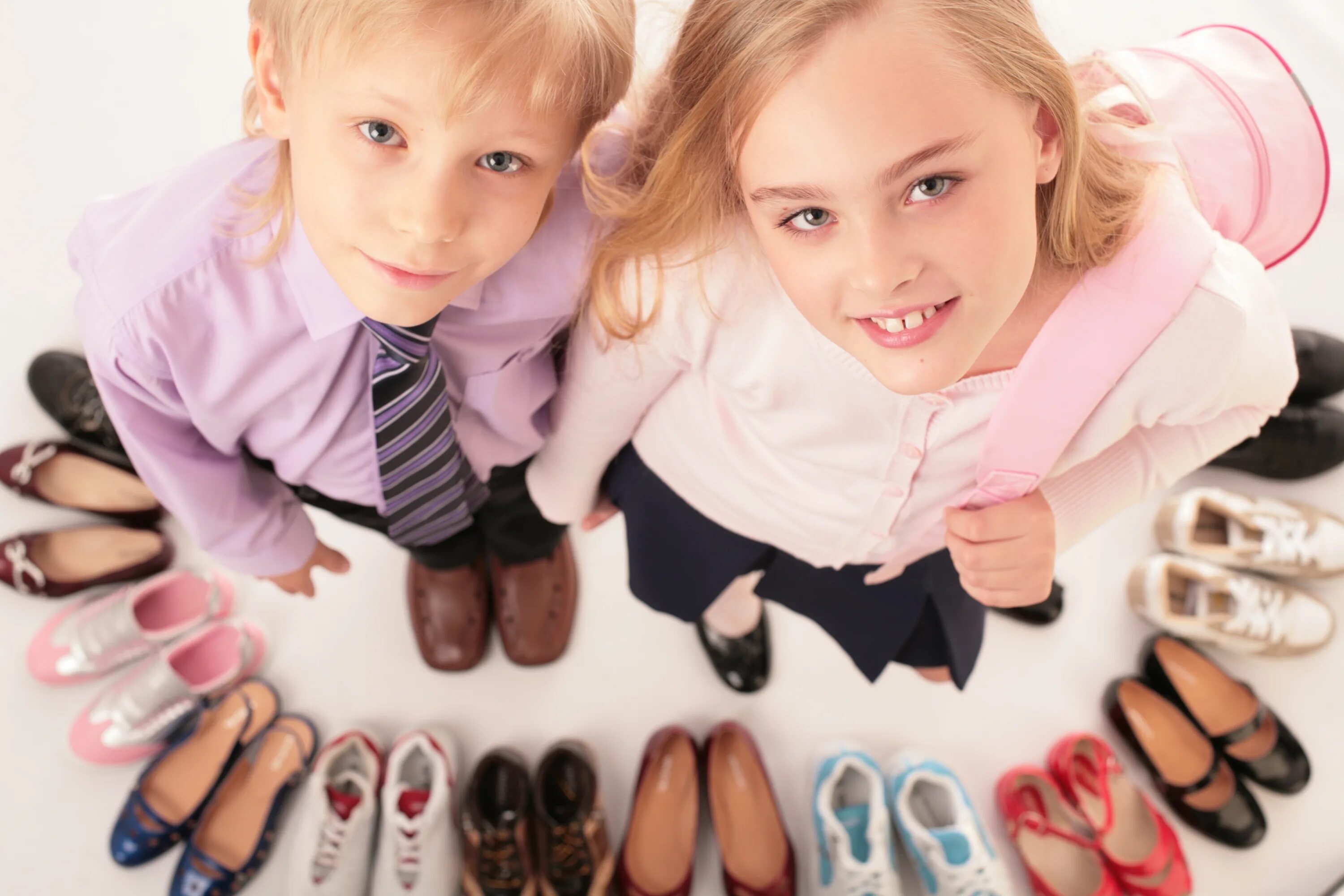 Выбор школы для ребенка. Детская одежда и обувь. Детская обувь. Детская обувь реклама. Детские обувь и одежда.