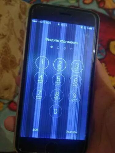 Почему экран телефона полосами. Полосы на экране. Полоски на экране смартфона. Синие полосы на экране телефона. Светлая полоса на экране смартфона.