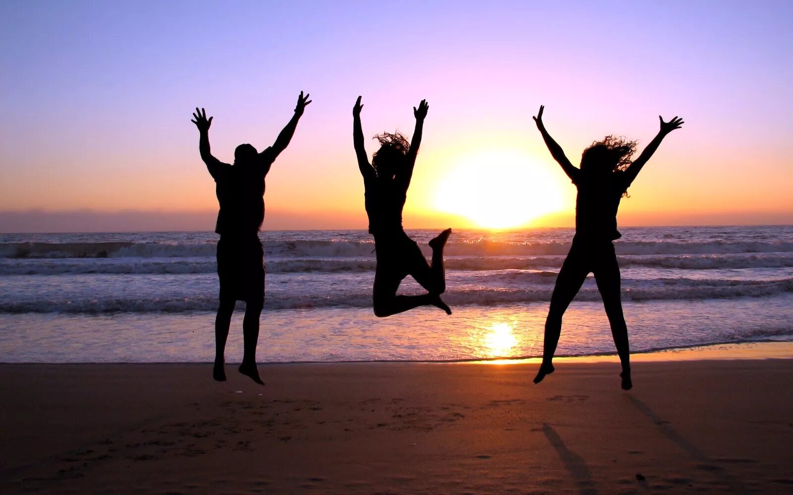 Happy all the time. Друзья на закате. Счастливые люди на море. Счастливые люди на закате. Друзья на море.