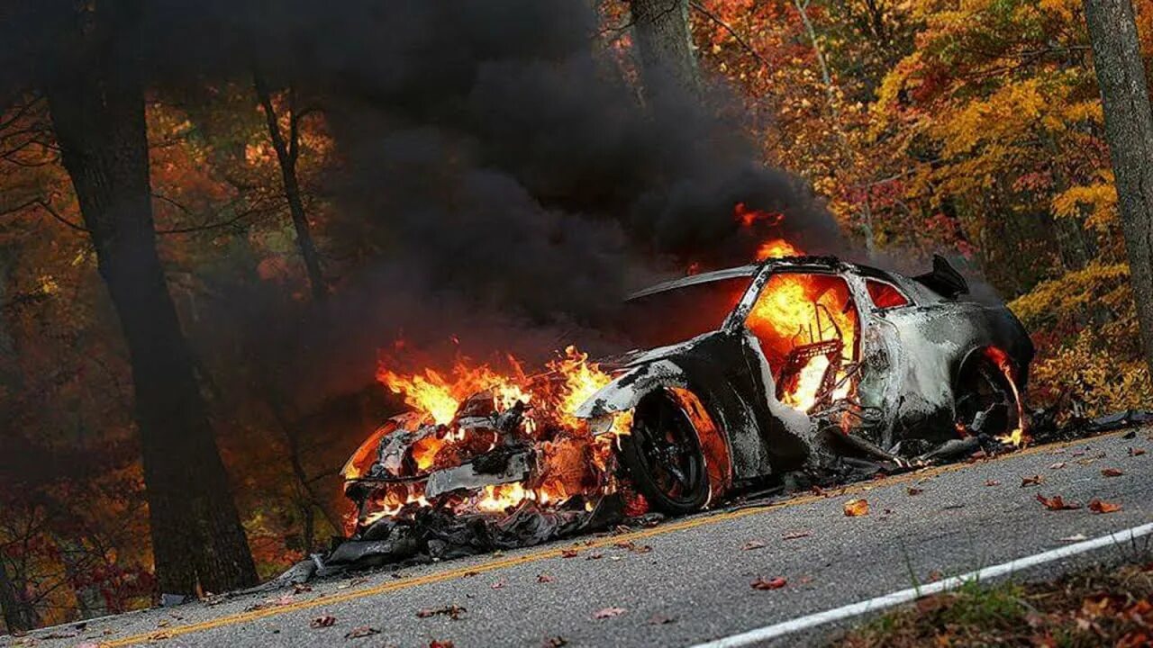Look that car over there crash. Nissan GTR crash. Горящий спорткар. Спорткар горит. Ралли кар краш огонь.