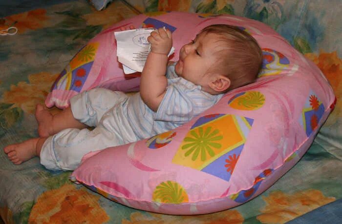 Подушка для присаживания ребенка. Сажать в подушки ребенка. Ребёнок полусидя в подушках. Усаживать ребёнка в подушки.