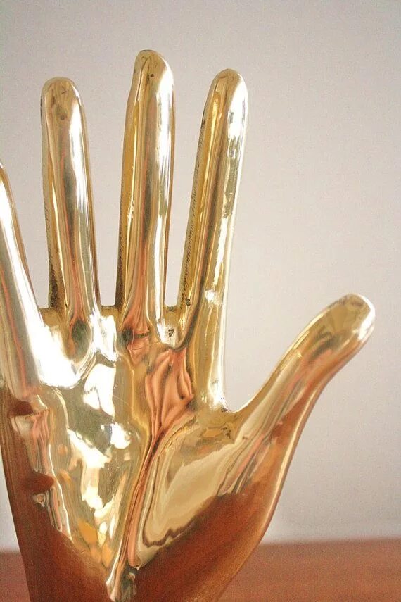 Сильные золотые руки. Золотые руки. Золотая ладонь. Руки из золота. Ладони с золотом.