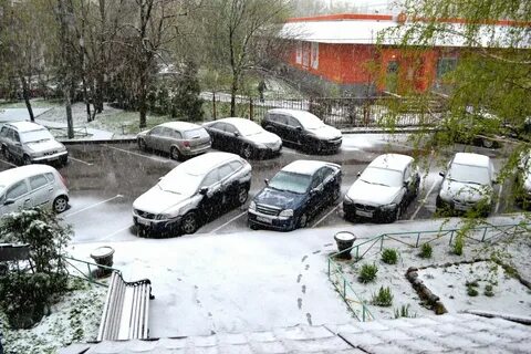 Двор занесен снегом