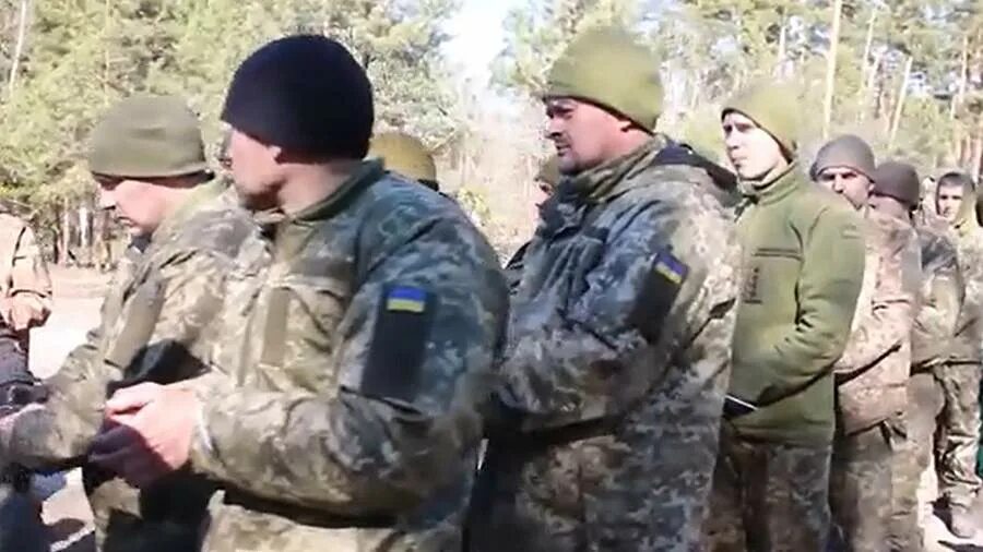 Плен прост. Кавказский пленник бодров 1996. Лагерь советских военнопленных 1941. Военкор сладков в мариуполе. Военнопленные красноармейцы 1941.