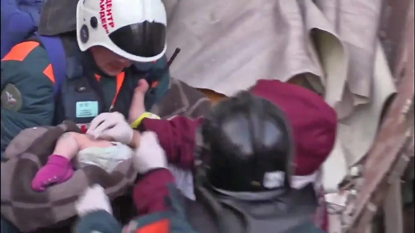 Нашли мальчика под завалами. Смерть бригады завалило в пещере. Ваня из под завалов в магнитогорске. Мальчик под завалами в магнитогорске. Нашли мальчика под завалами.