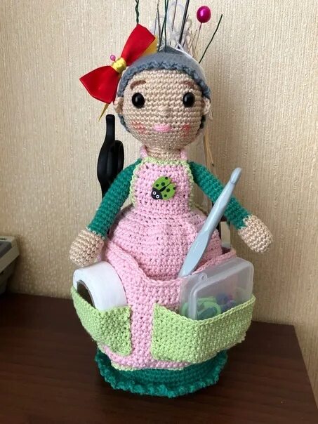 Амигуруми кукла органайзер. Кукла рукодельница органайзер крючком. Вязаные куклы органайзеры для рукоделия. Кукла амигуруми бабуська игольница. Органайзер крючком описание.