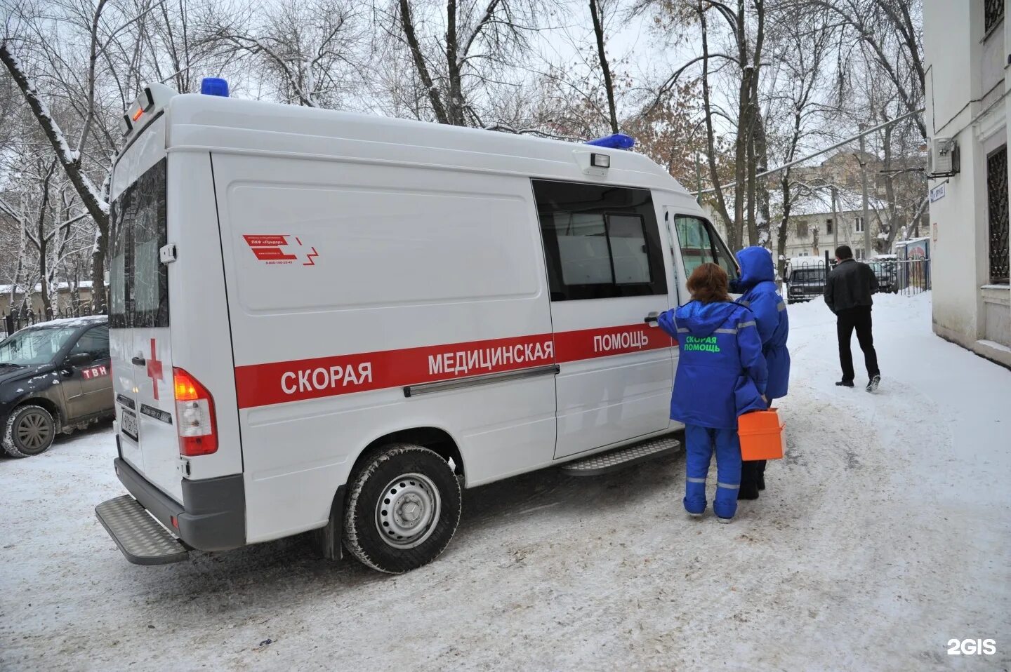 Медицинская помощь тула. Скорая машина зима. Фельдшер скорой медицинской помощи. Машина скорой помощи на улице.