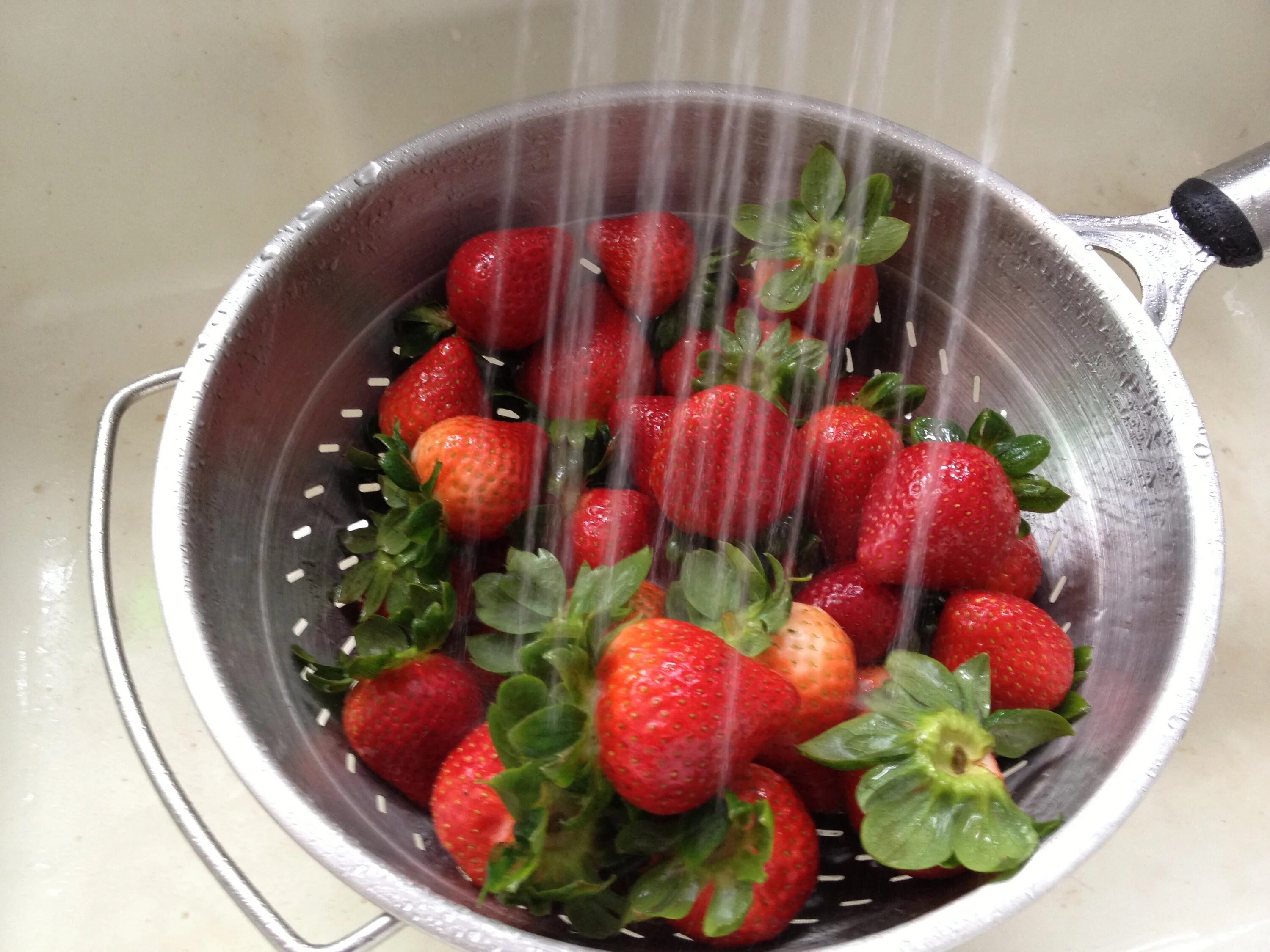 Поставь клубника. Мытье фруктов. Мытье ягод. Дуршлаг для ягод. Помытая клубника.
