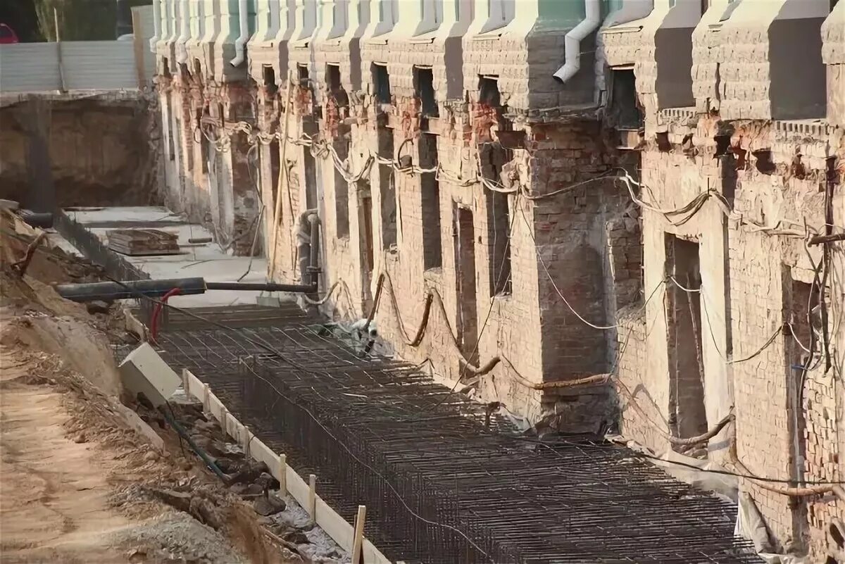 Почему этаж в земле. Засыпанные первые этажи зданий в москве. музей врубеля культурный слой. закопанный политехнический музей в москве. политехнический музей в москве откопали.