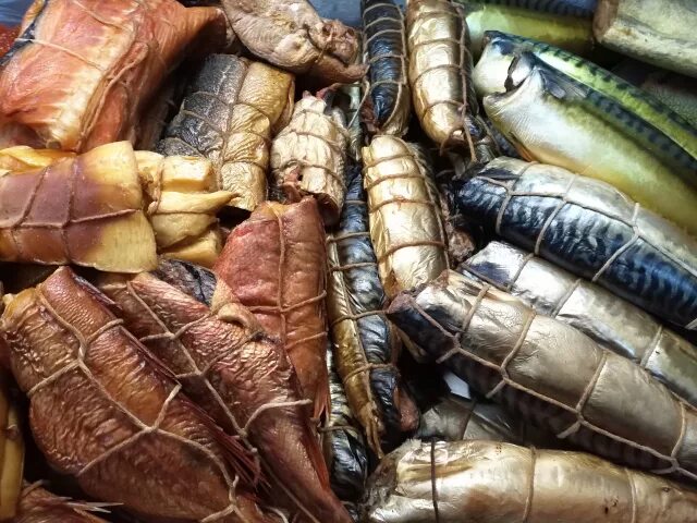 Раменский деликатес магазины. Рыбная ярмарка в сызрани. Деревянная тарелка для сырокопченых деликатесов. Деликатесы в банках. Деликатес 62 рязань.