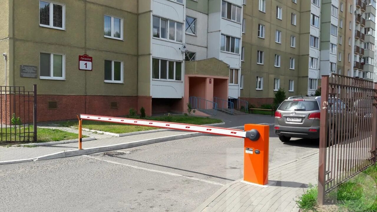 Как установить шлагбаум в многоквартирном доме. Шлагбаум. шлагбаум во дворе. шлагбаум мкд. шлагбаум на придомовой территории.