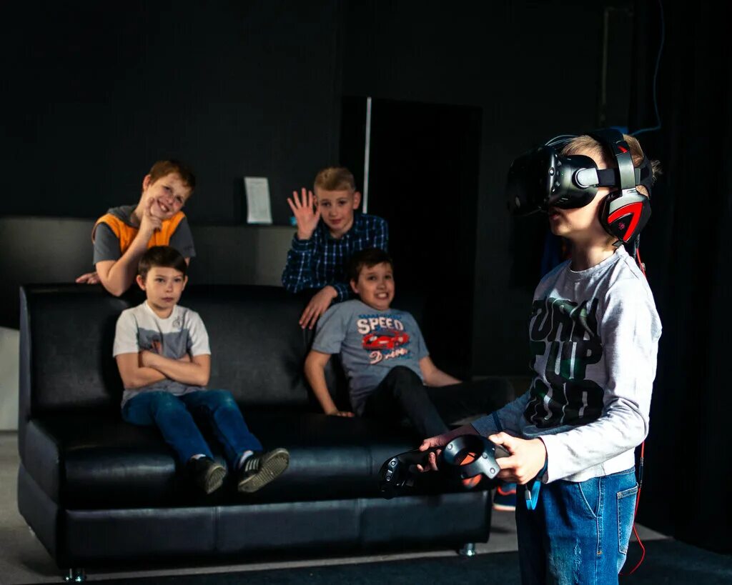 Vr квантум екатеринбург. клуб виртуальной реальности калуга. центр виртуальной реальности. виртуальная реальность интерьер. клуб виртуальной реальности абакан.