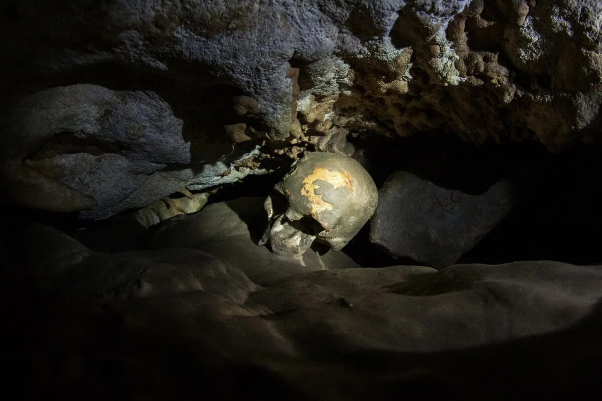 Пещера Лос-Тайос. Пещера Нака окаменевшая змея.