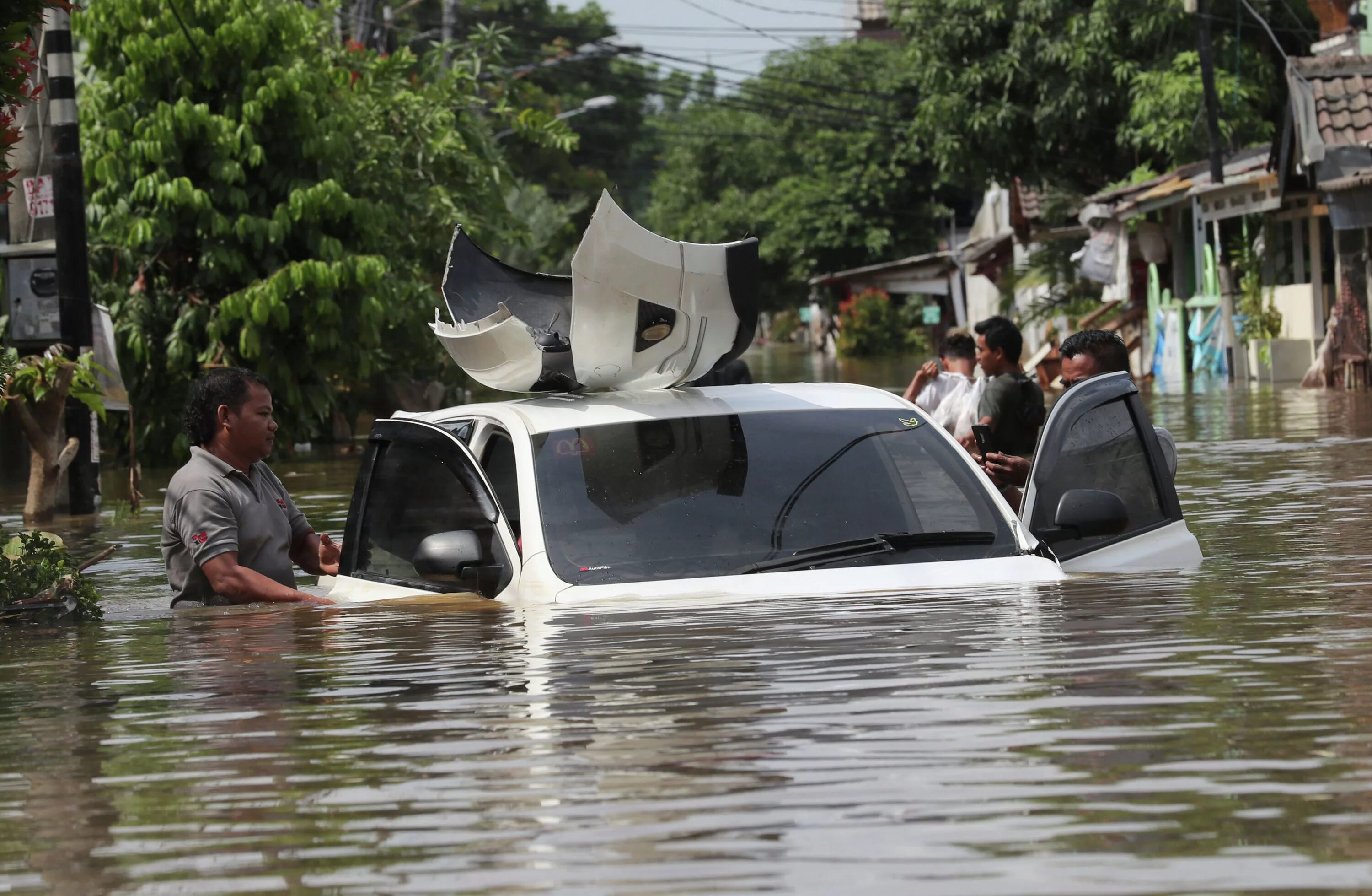 Арабские эмираты потоп. Наводнение в Джакарте 2020. Потоп в Дубае. Последствия наводнений. Дубай затоплен.