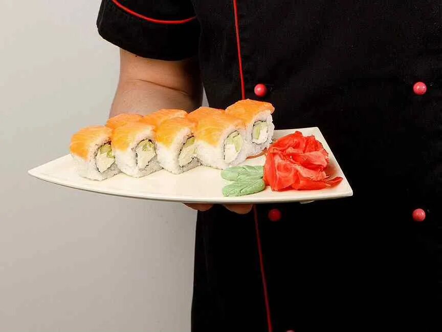 Официант суши бара. Повар суши бара. Официантка суши бара. Повар-сушист официант. Суши шеф телефон