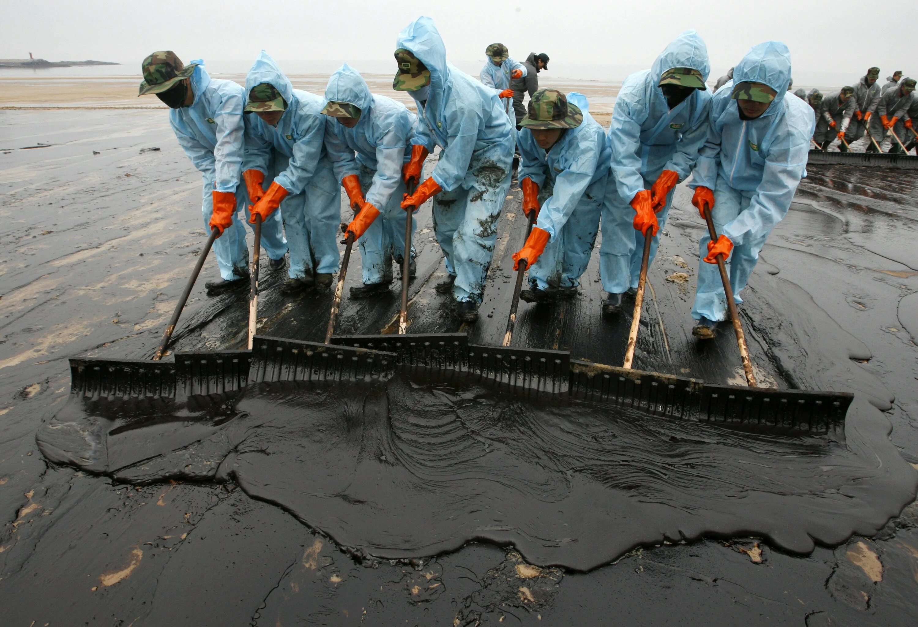 Ликвидация разлива нефтепродуктов на море. Разлив нефти в персидском заливе 1991. разлив нефти в персидском заливе. ликвидация разливов нефти и нефтепродуктов. экологическая катастрофа в море разлив нефти.