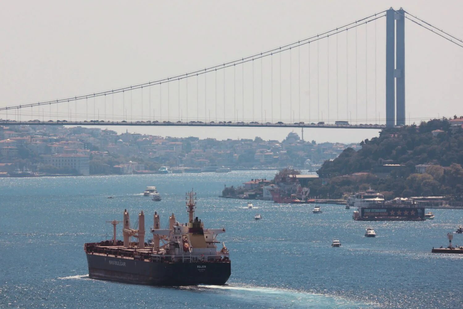 Пролив босфор океан. Стамбул пролив Босфор. Турция Стамбул Босфорский пролив. Пролив Босфор мост. Мост через пролив Босфор в Стамбуле.
