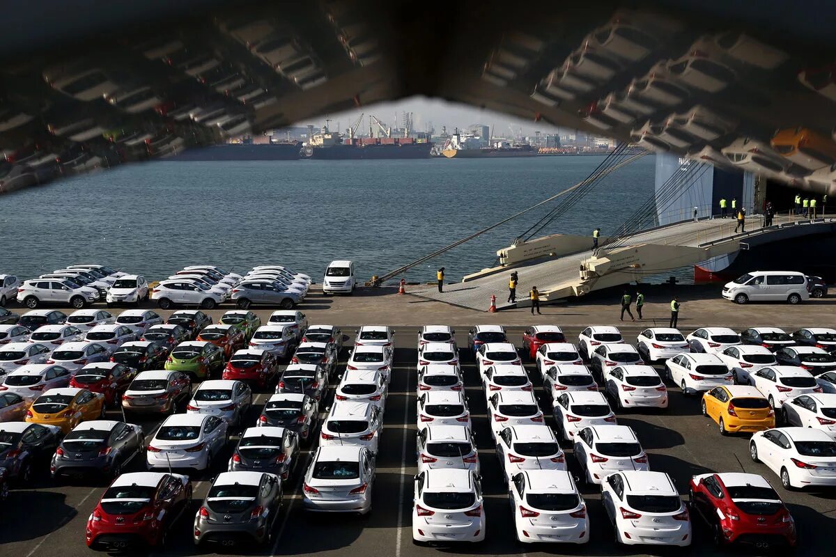 Авто из заграницы. Авторынок в Южной Корее. Автомобили в порту. Машины в порту Японии. Южная Корея порт автомобили.