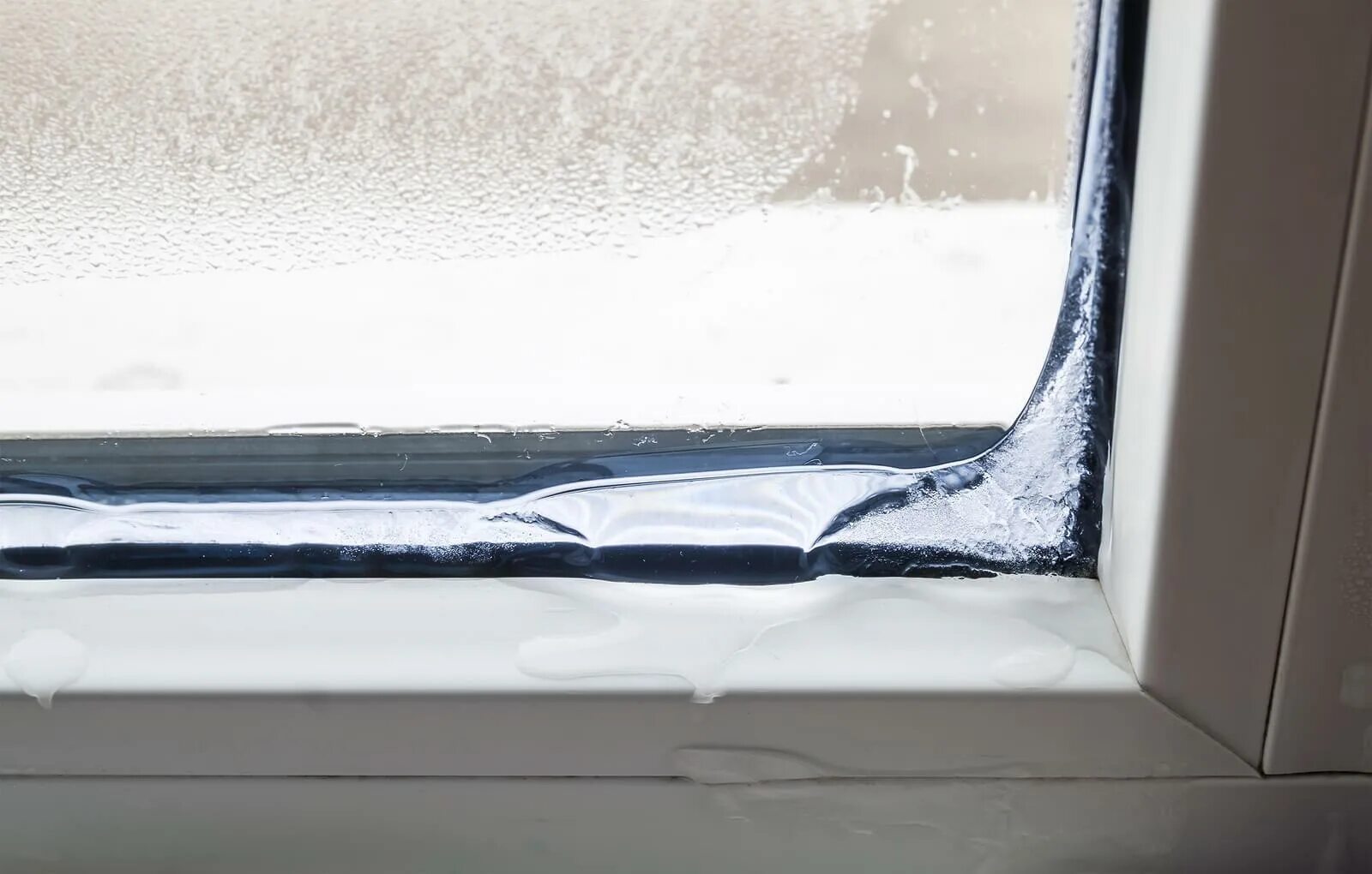 Почему на стекле окна образуется лед. Промерзают пластиковые окна. Замерзшие пластиковые окна. Промерзают углы окон. Лед на пластиковом окне.