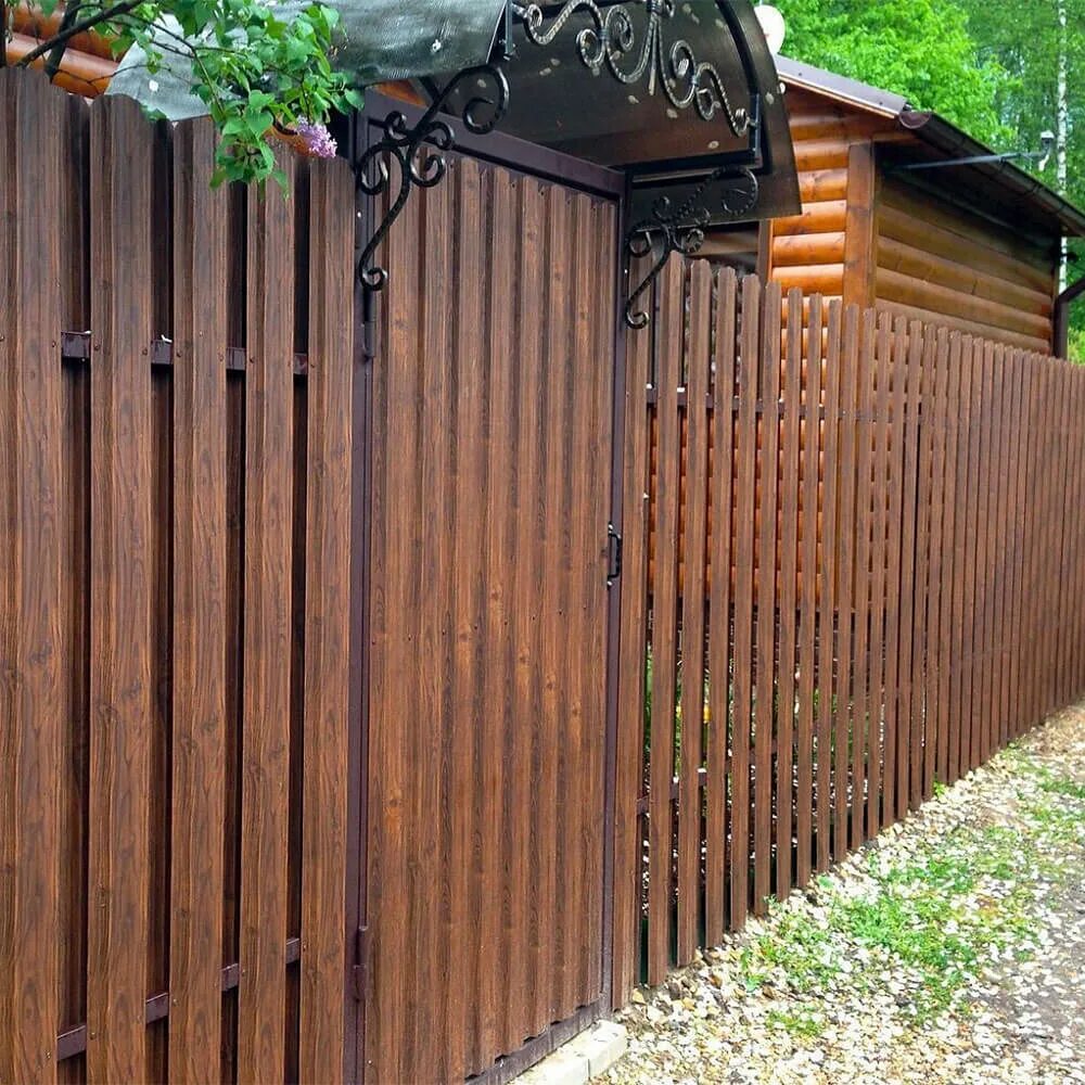 Забор деревянный горизонтальный. Забор дачный деревянный. Красивый забор из штакетника деревянного. Деревянный забор. Забор деревянный горизонтальный.