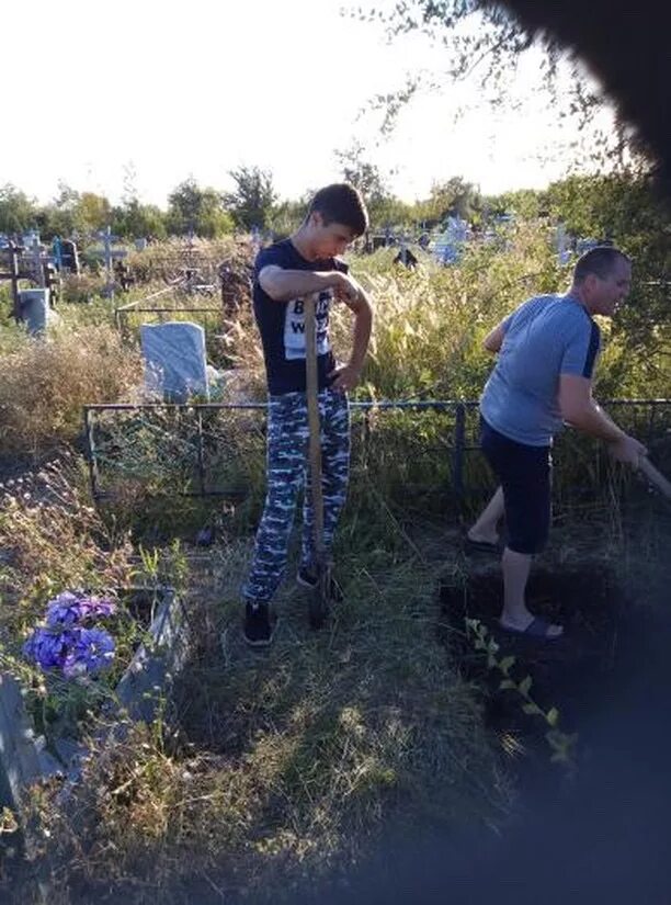 Копщик могил. Техника для рытья могил. Сонник копал могилу