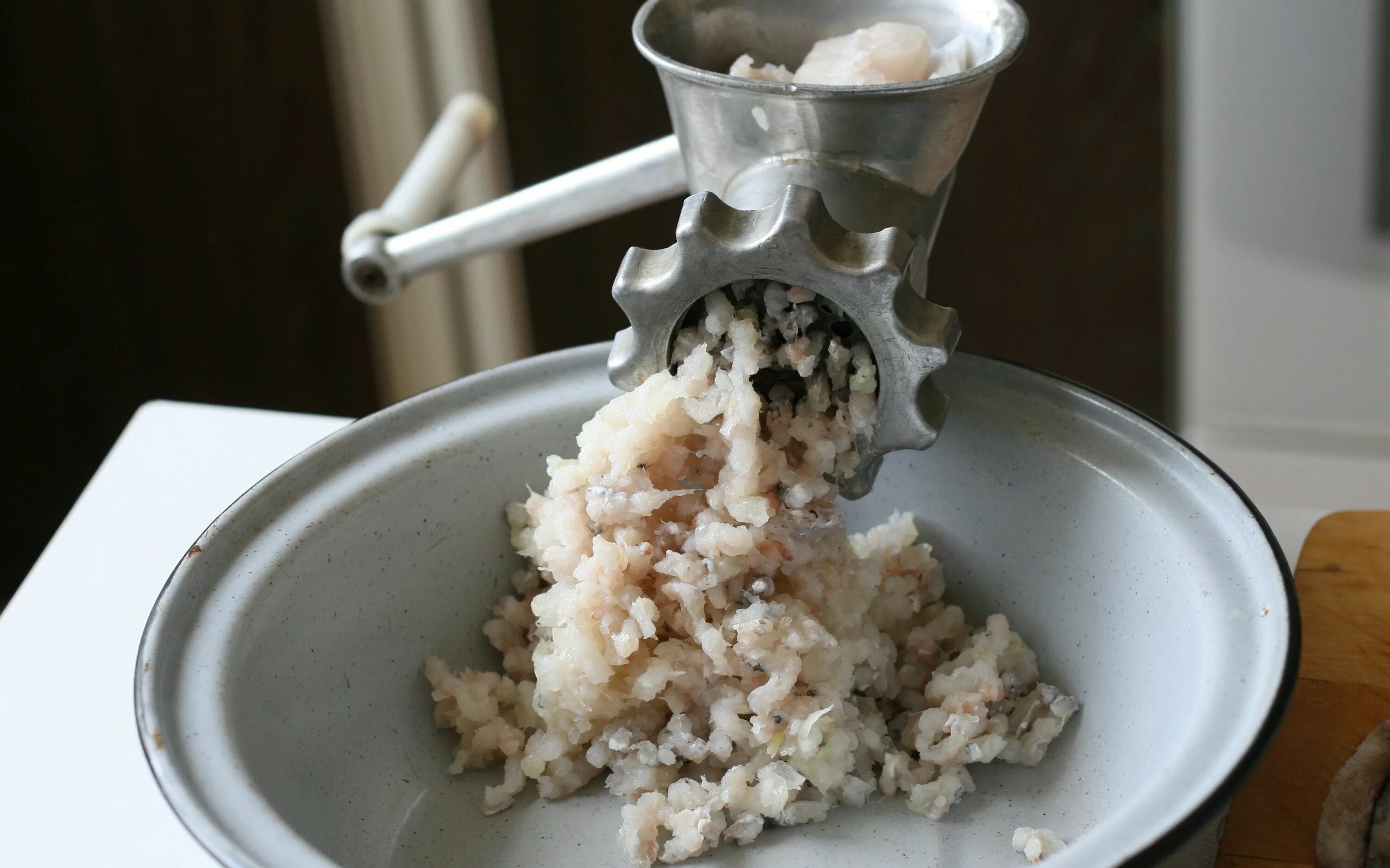 Перекрутить через мясорубку. Рыба через мясорубку. рыбный фарш через мясорубку. рыбу пропускают через мясорубку. рыбное филе через мясорубку.