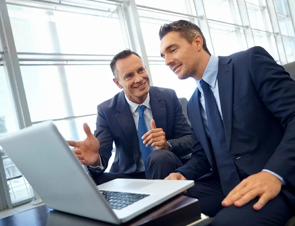 бизнесмены здороваются. торговля на бирже. успех в бизнесе. зеленые инвестиции. на черном фоне рост продаж.