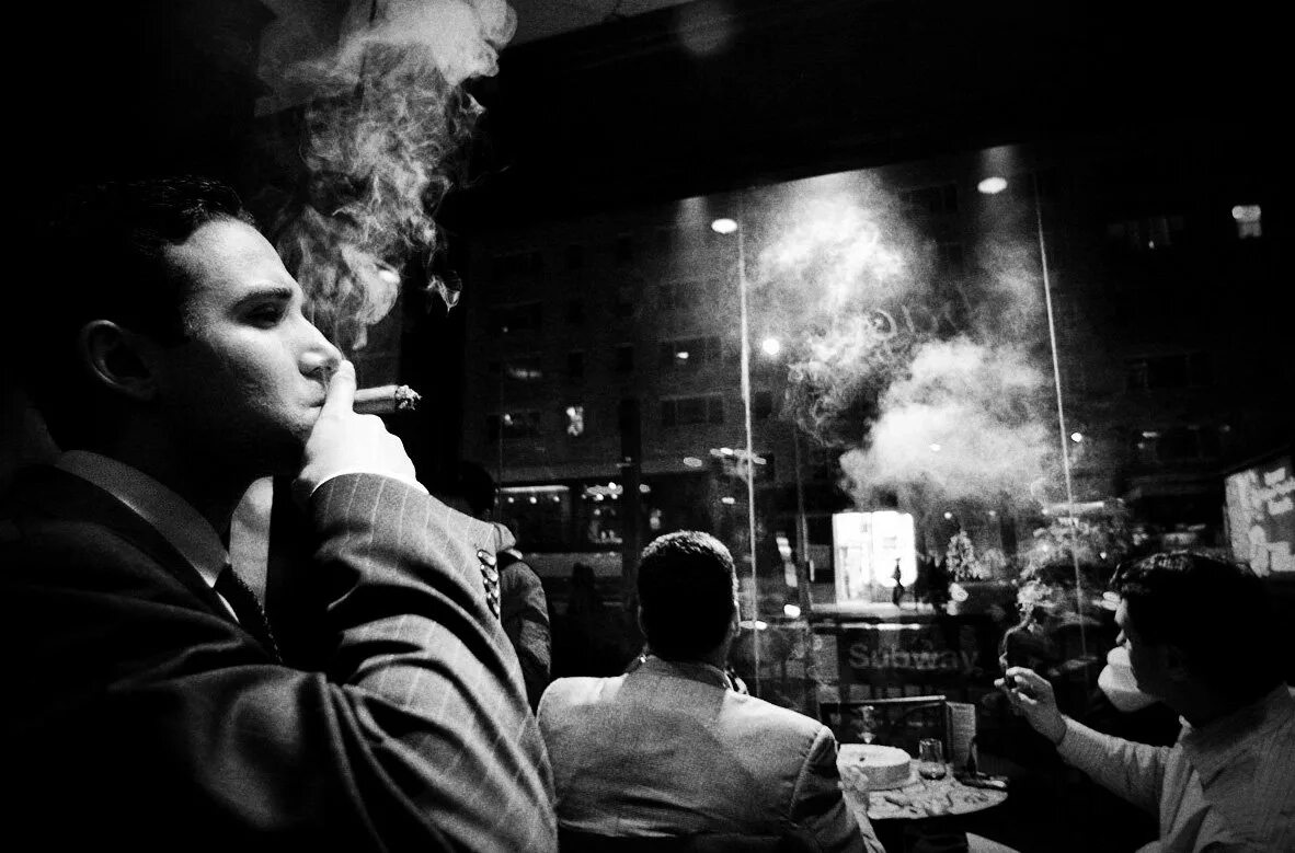 Песня или в другом баре. Парень курит. Парни сигаретами в баре. Мужчина в баре с сигаретой. Парень с сигаретой.