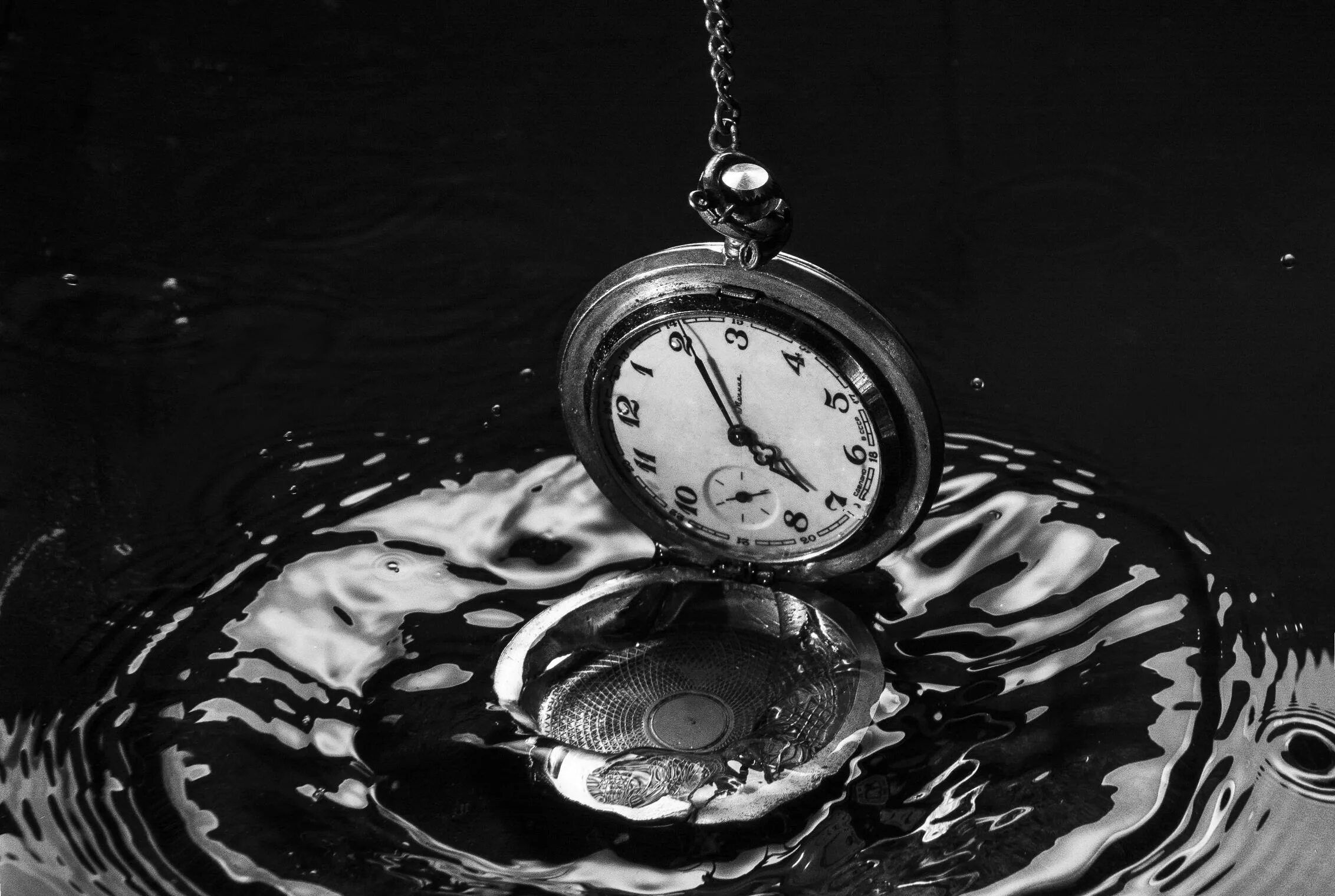 Время вода вернется. Часы в воде. Время вода. Часы застыли. Скринсейвер часы в воде.
