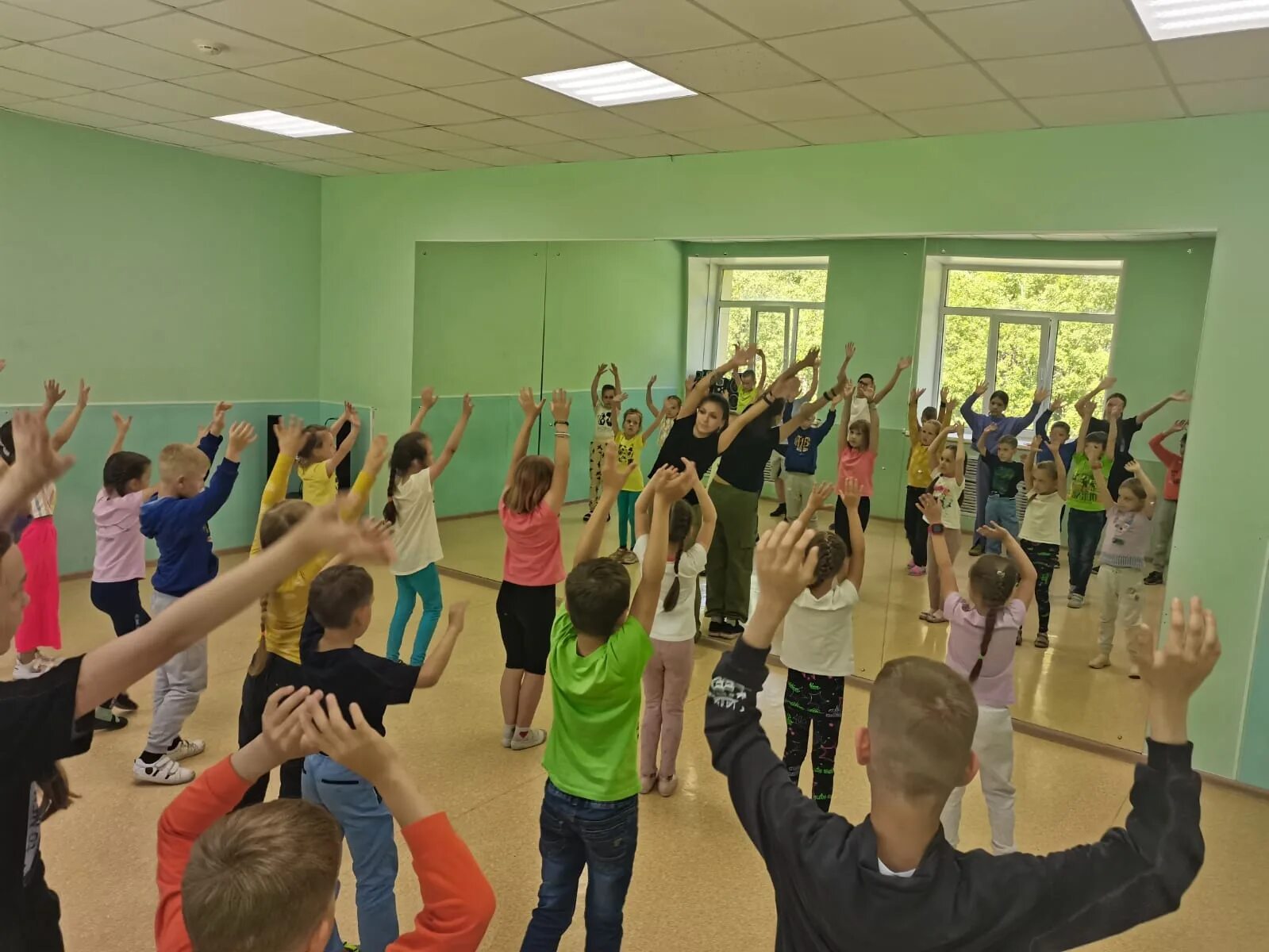 Танцевальный час. Танцующая молодежь. Фон праздник. Красивые картинки молодежные. Студия вдохновение москва.