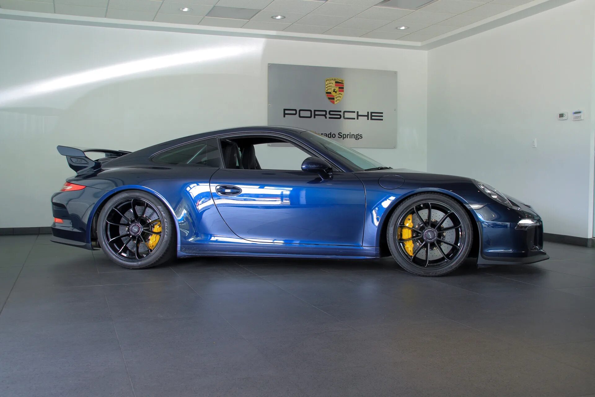 Краска porsche. Порше кайен полировка. Porsche 911 turbo 996. Поршень панамера в сером цвете. Sapphire car.