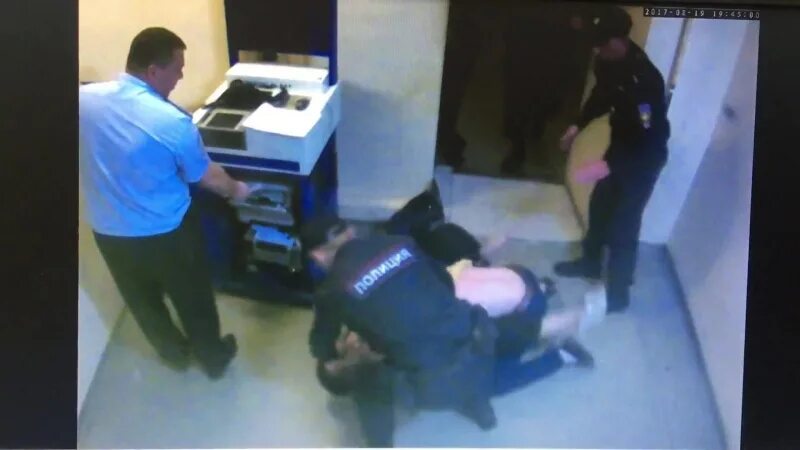 Посадили за избиение. Избивают в отделении полиции. избиение в отделении полиции. задержанные в отделении полиции.