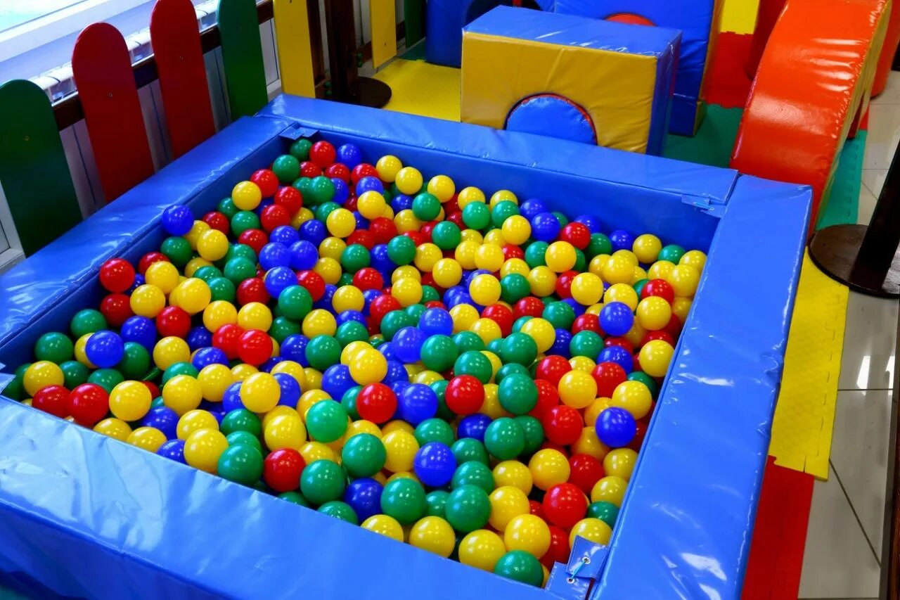 Шарики развлечения. Бассейн с шариками. Детский бассейн с шариками. Бассейн с шарами детский. Шарики для сухого бассейна.