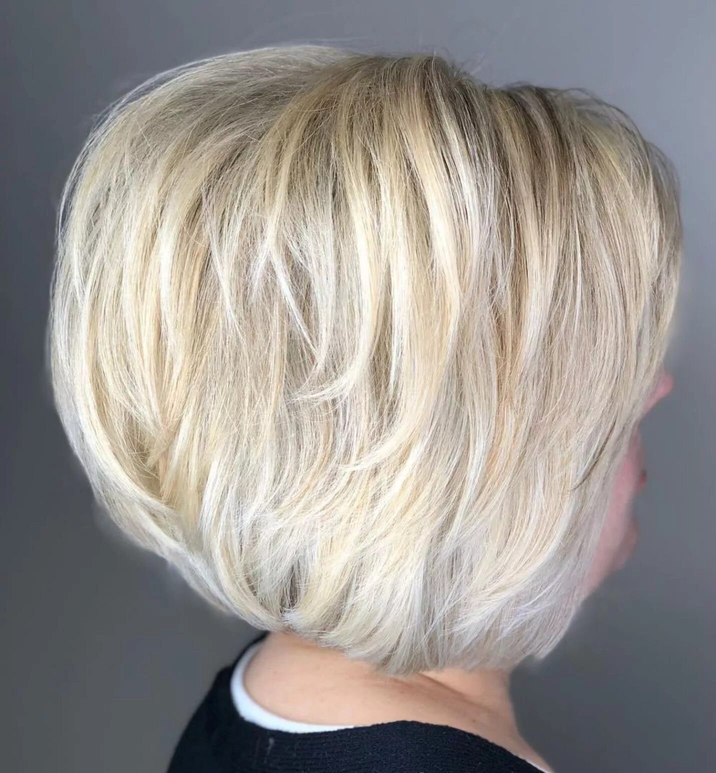 Стрижка боб градуированный. Стрижка боб каре с градуированным затылком. Градуированное боб каре на темные волосы. Боб каре с макушкой. Стрижки с короткой макушкой градуированное каре.