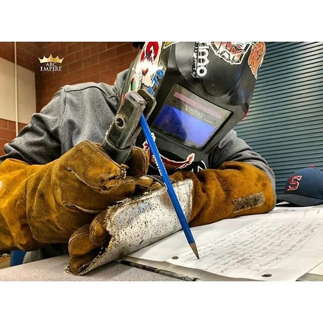 Бухой сварщик. Сварщик. Сварщик мем. Сварочные работы фон. Сварщик.