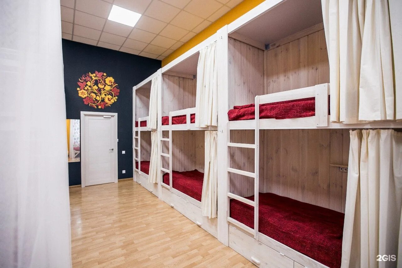 Хостел с людьми. Московский хостел. Отель пилигрим вологда. Дизайн хостела. Отель хостел.