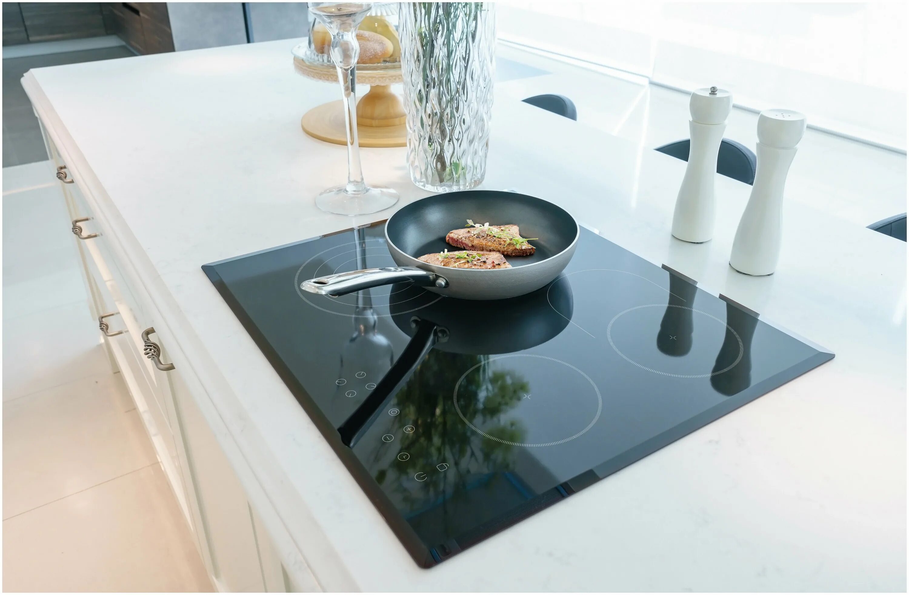 электрическая плита с духовкой. электроплита в квартире. духовой шкаф под варочной панелью. плита у окна на кухне. электрическая плита в частном доме.