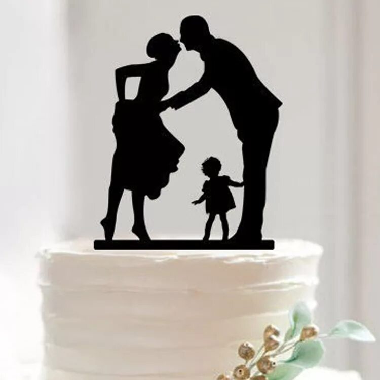 Год семьи торт. Торт с силуэтом семьи. Свадебный торт с топпером. Свадебный торт с силуэтами жениха и невесты. Свадебный торт с парой.