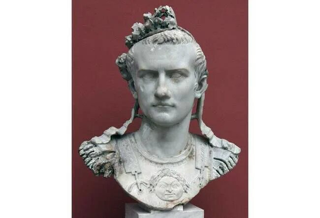 Император калигула скульптура. Бюст Калигулы (37-41) (Лувр). Император калигула Рим. Римский калигула