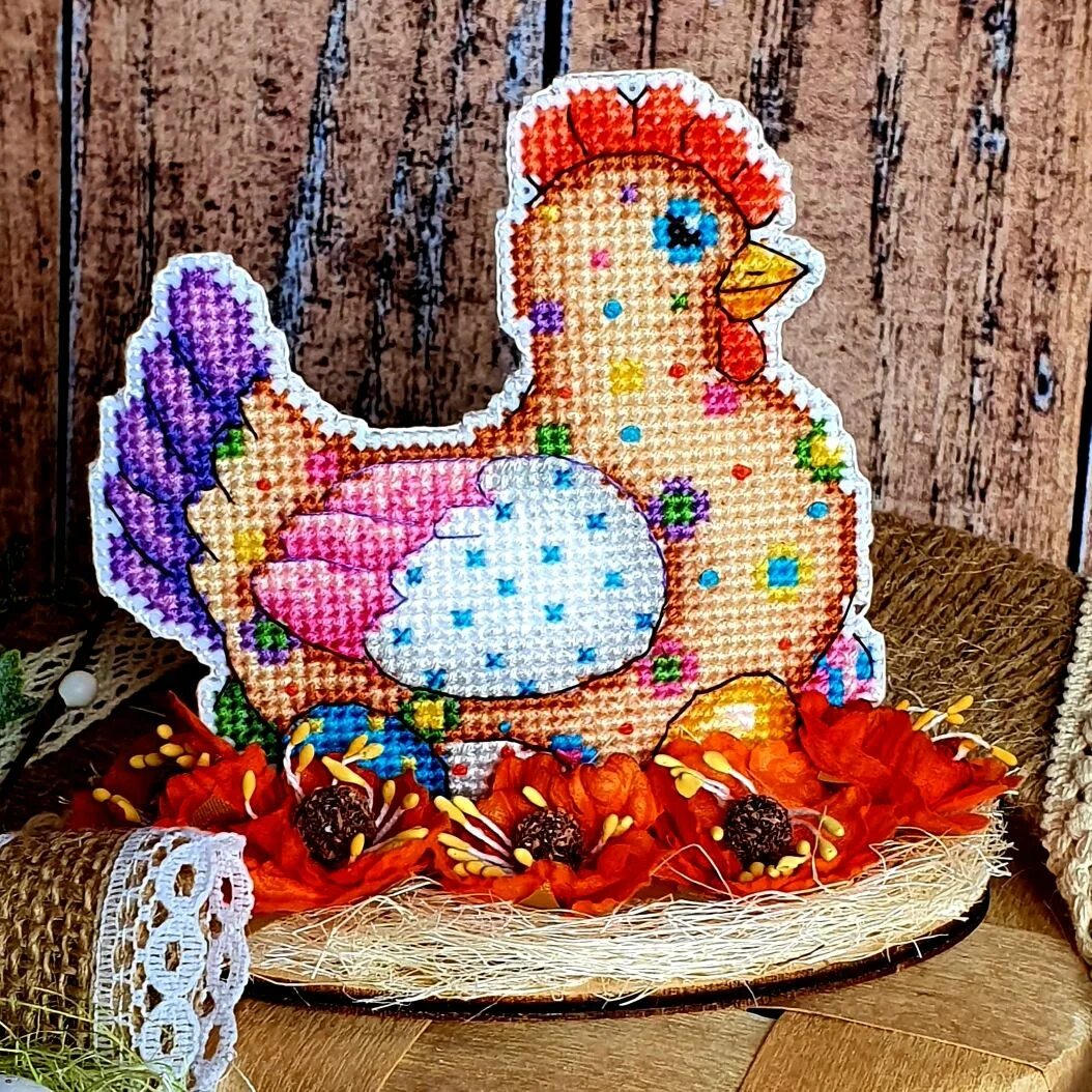 Сувенир курица. Пасхальный сувенир курочка. Пасхальные поделки своими руками на конкурс. Пасхальный сувенир курочка. Пасхальная курочка.