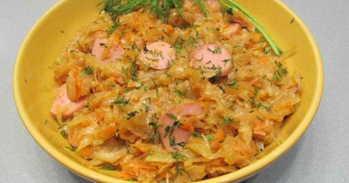 Солянка из капусты. Солянка с сосисками. Солянка с сосисками и капустой. Капустная солянка с сосисками.