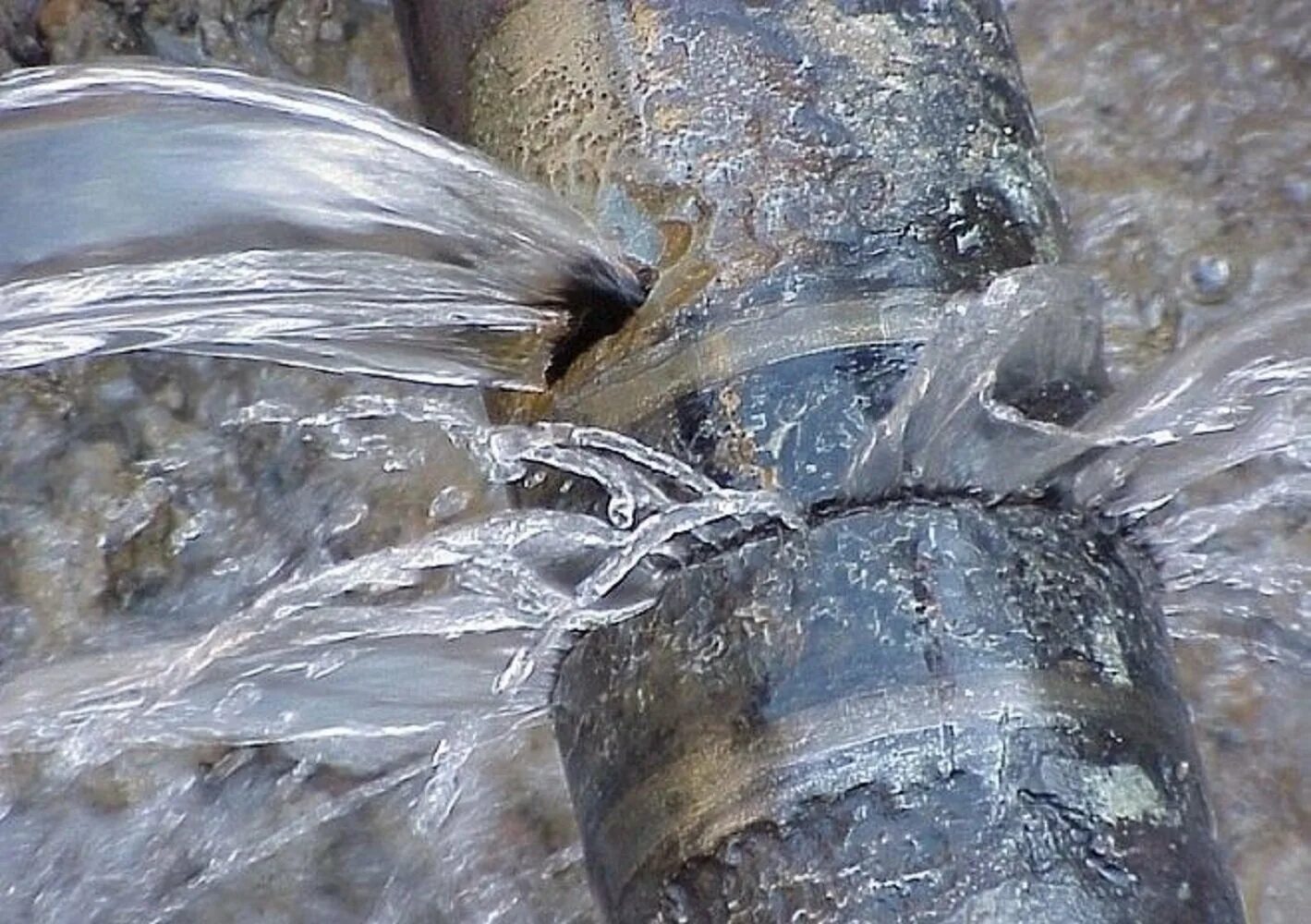 Воздействие холодной воды. Прорыв трубы водоснабжения. Порыв водопровода. Протечка водопроводной трубы. Прорыв трубопровода.