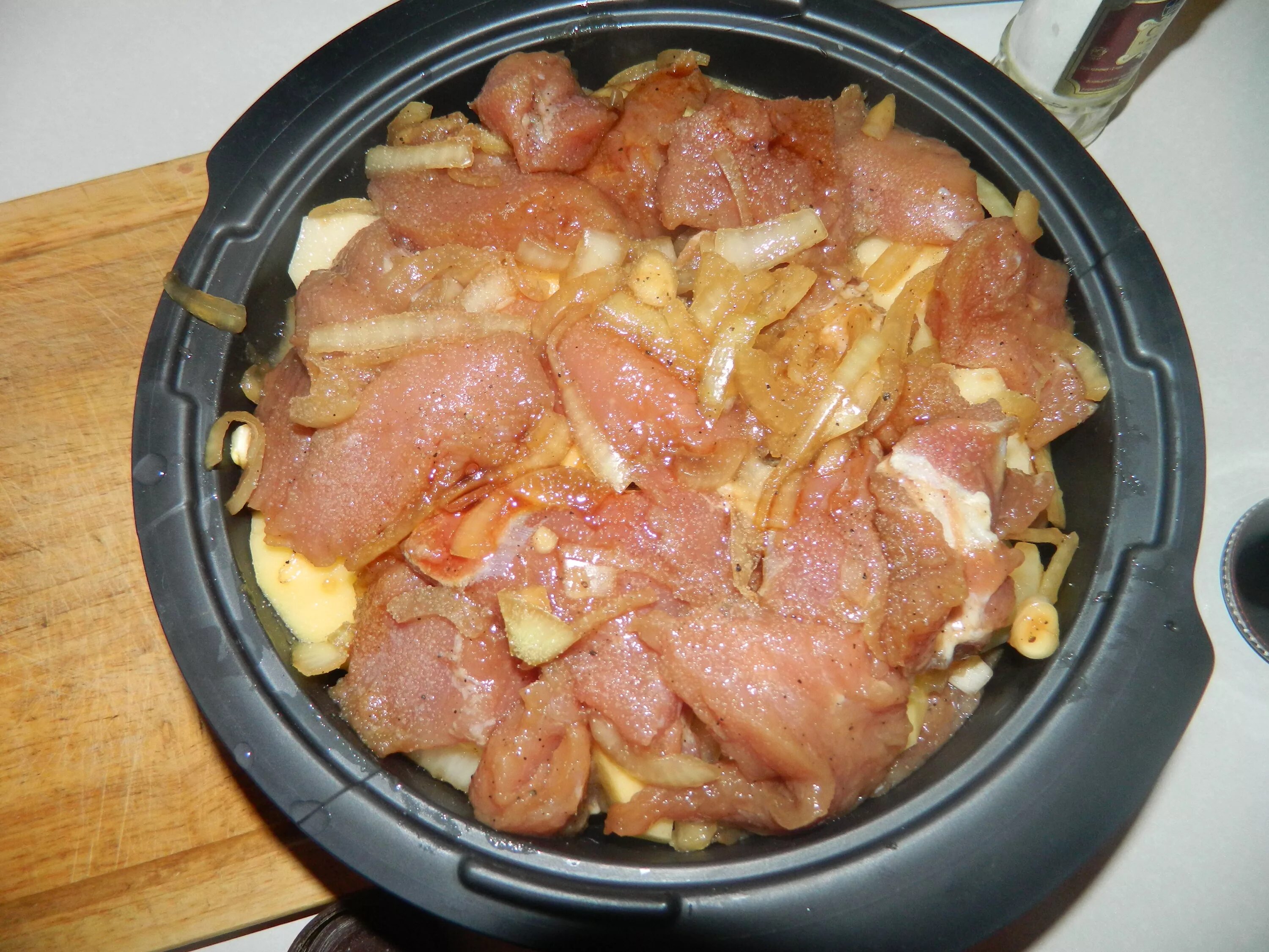 Картошка с мясом свинины в рукаве. Соус со свининой и картошкой. Свинина с ломтиками картофеля в духовке. Свинина в соевом соусе в духовке с картошкой. Мариновка свинины с соевым соусом.
