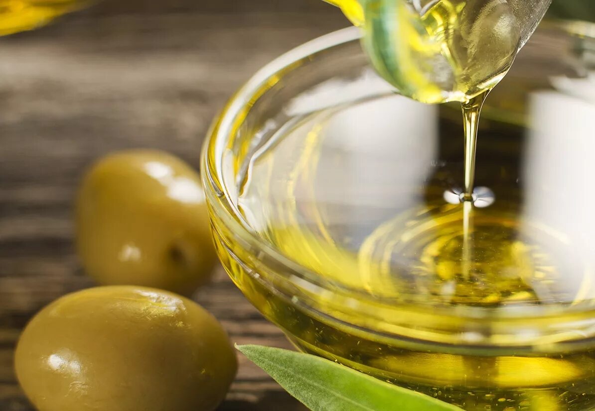 растительное масло в ложке. оливки тагиаска. оливковое масло и море. оливковая ветка и масло. можно оливковое масло на ночь.