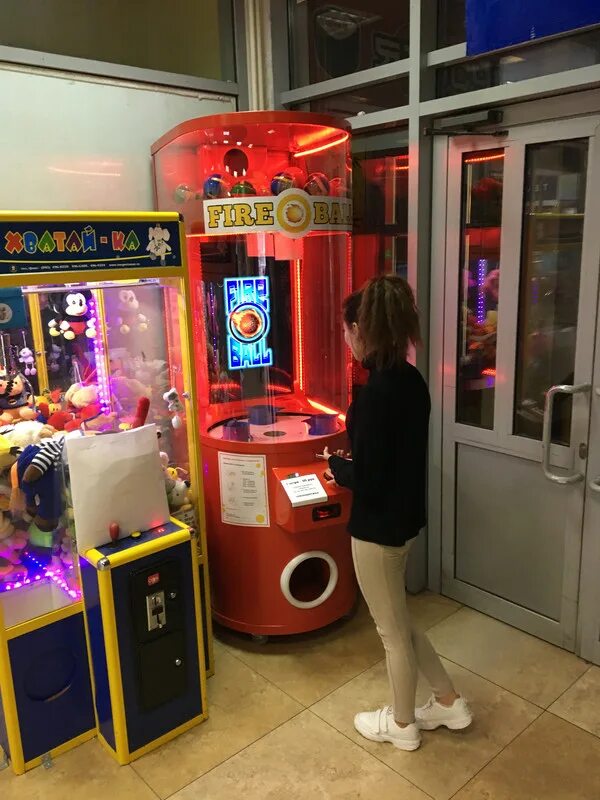 Игровые автоматы которые реально дают slotswherewin. Автоматы для развлечения. Детские развлекательные автоматы. Уличные автоматы для развлечения. Автомат предсказывающий будущее.