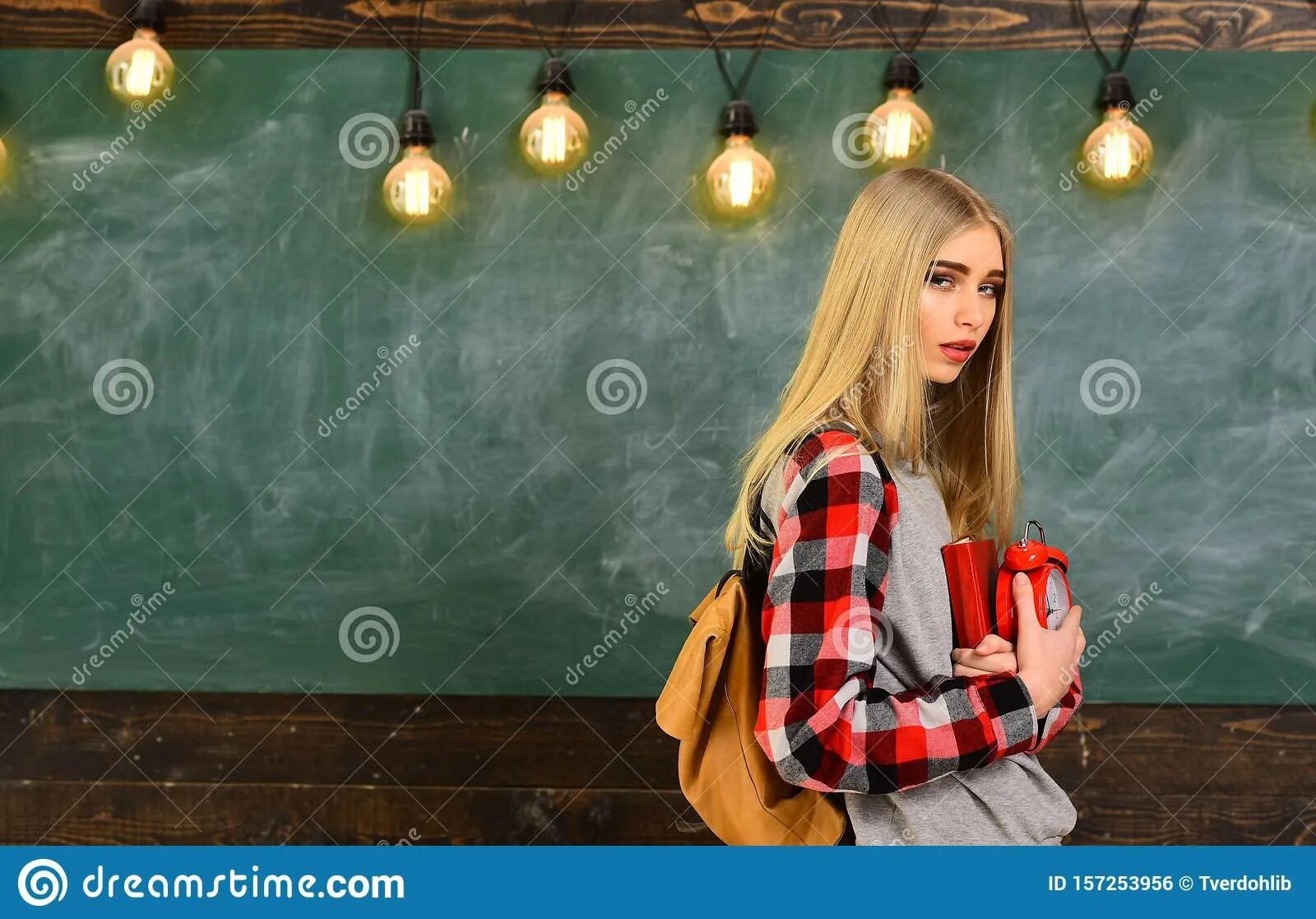 Студенты следуй. Студенты следуй. Фото студентов для конкурса. Студенты идут в университет. Скучающий студент за книгами.