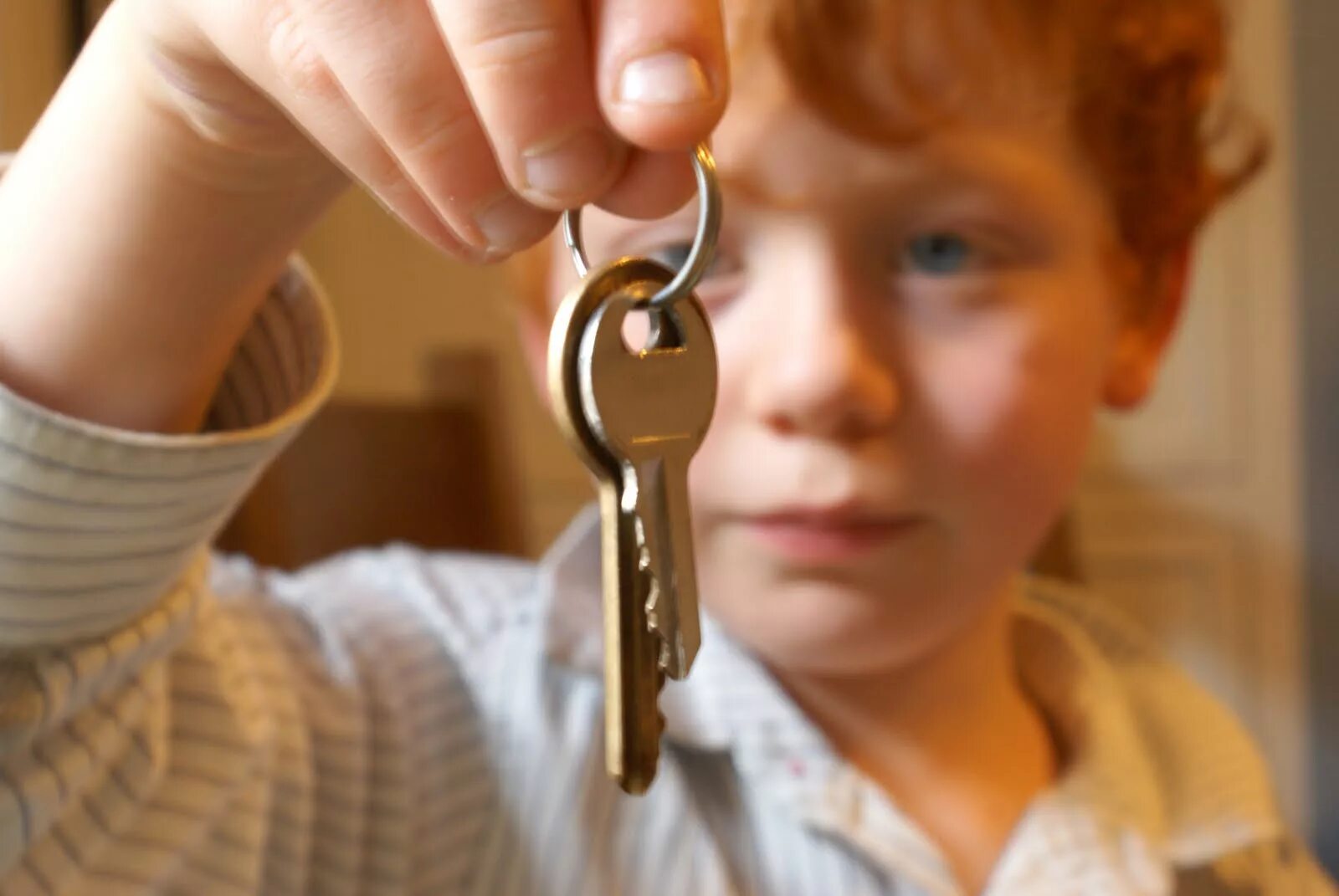 Boy key. Ребенок с ключами от квартиры. Ключ для детей. Человек с ключом. Мальчик с ключом.
