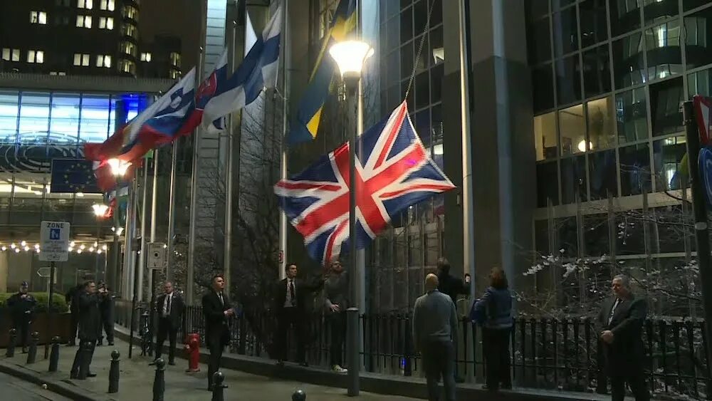Приспущенный флаг Великобритании. Здание в Брюсселе с флагом. В Брюсселе спустили флаг Британии. Поднятие флага Британии. В великобритании спустили флаги