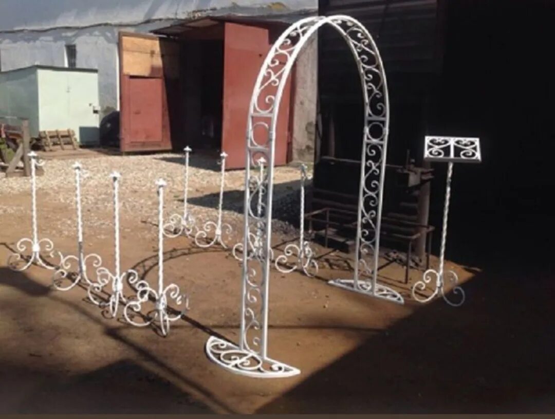 Металлическая арка для свадьбы. Свадебные арки из металла. Разборная Свадебная арка. Свадебные арки кованые.